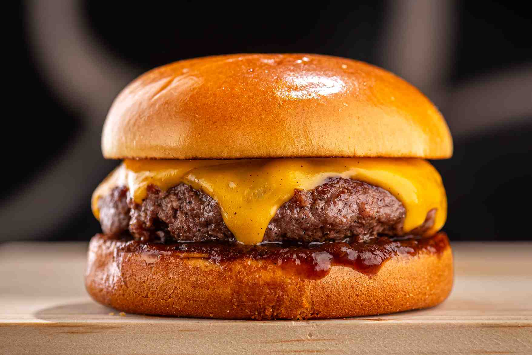 Hambúrguer Artesanal, brioche carne e cheddar. Fastfood.