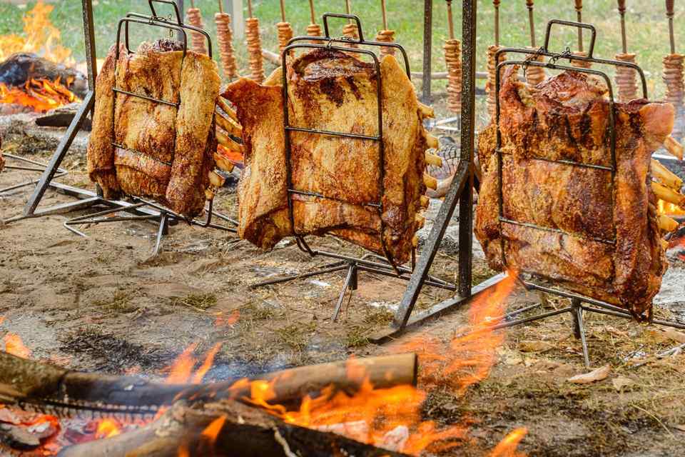 Churrasco gaucho, costela de boi no chão. Regional.