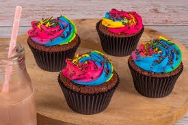 Cupcakes de chocolate colorido (criativo, doce)